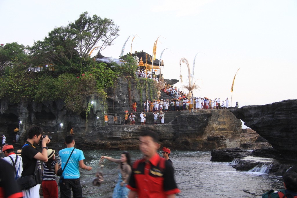 Бали. Танах Лот храм на острове.