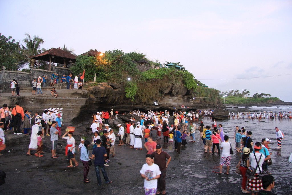 Бали. Толпы людей в храме Танах Лот.