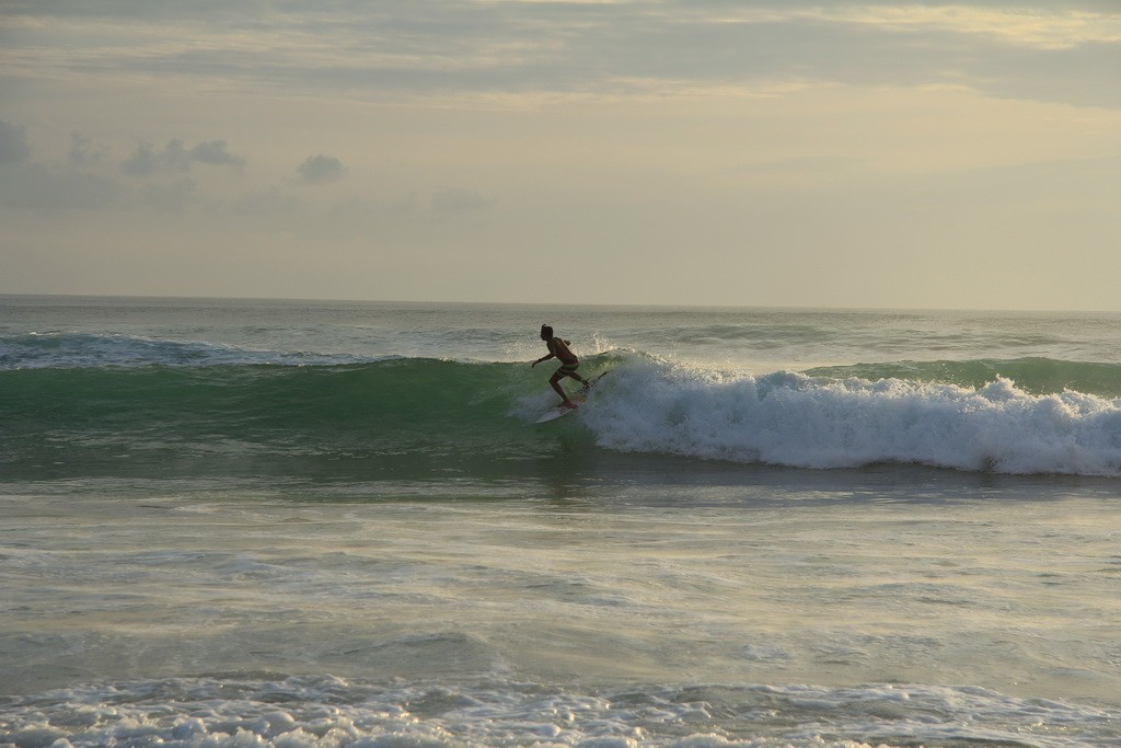 Бали. Серфинг на зеленых волнах.
