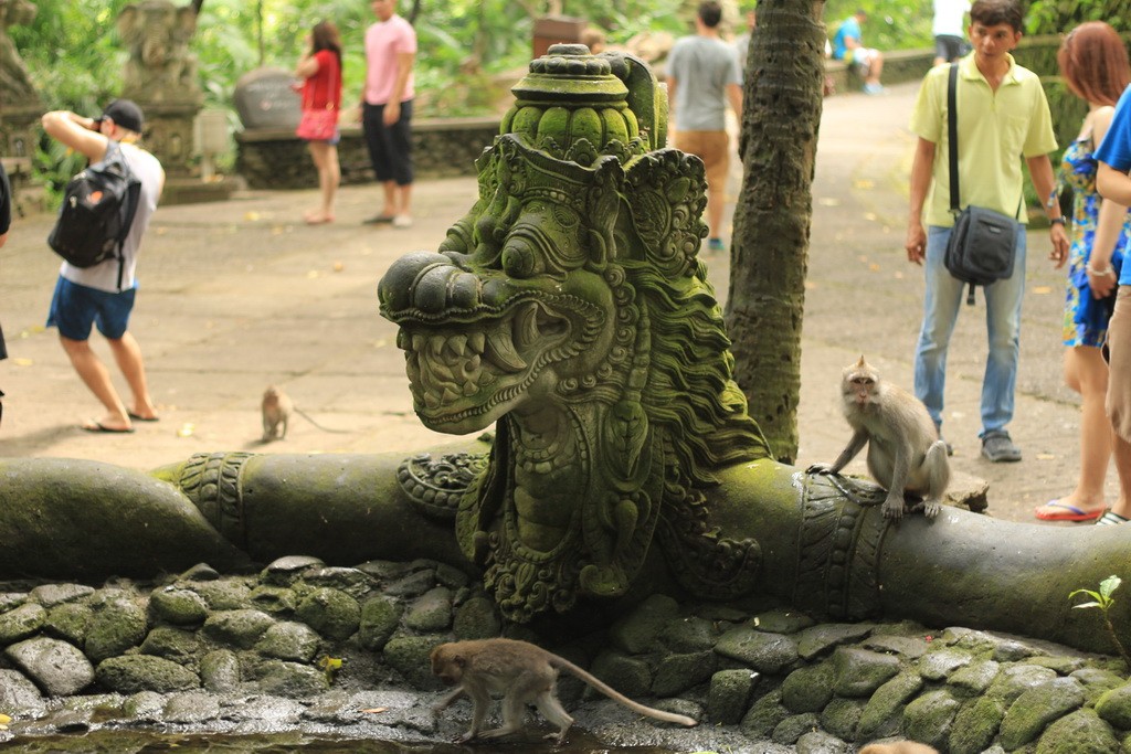 Бали. Зловещие скульптуры драконов в лесу обезьян.