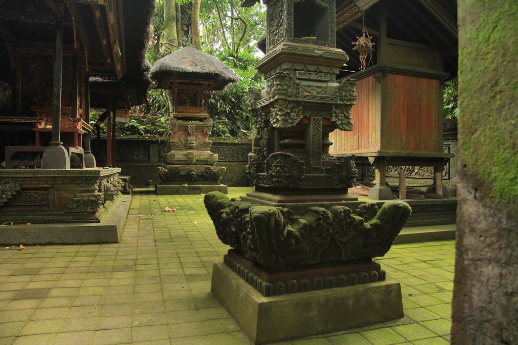 Лес обезьян в Убуде. Внутренний дворик храма.