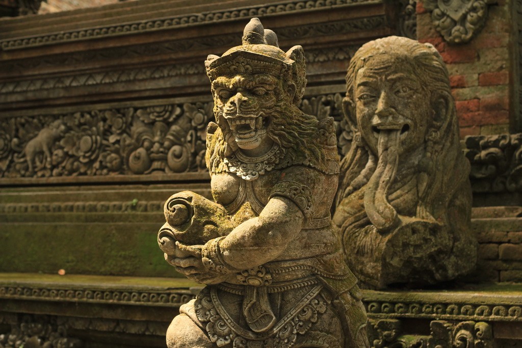 Зловещие и пугающие скульптуры балийских демонов и богов.