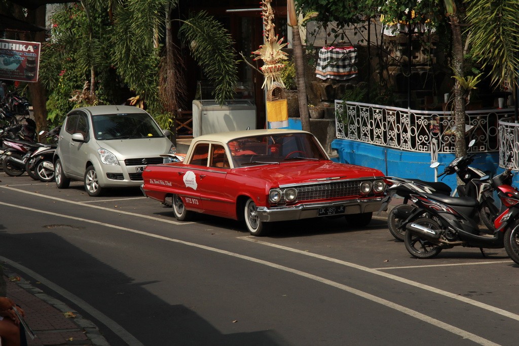 Бали. Убуд. Ретроавтомобили на улицах.