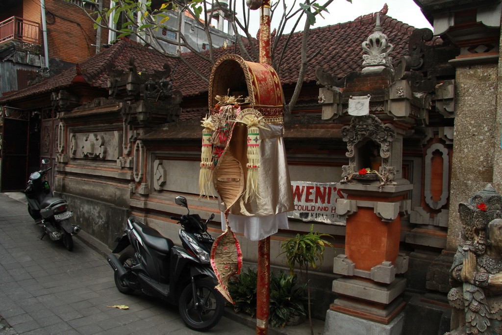Убуд. Традиционный балийский бамбуковый столб для подношений - пенжор.