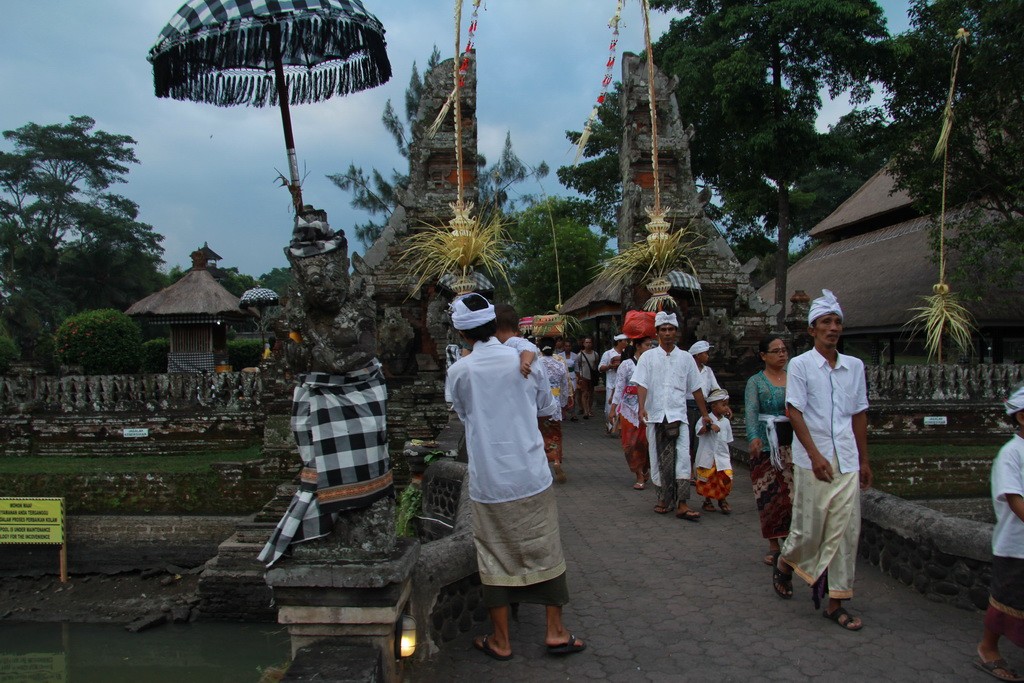 Бали. Жители идут на церемонию в храм.