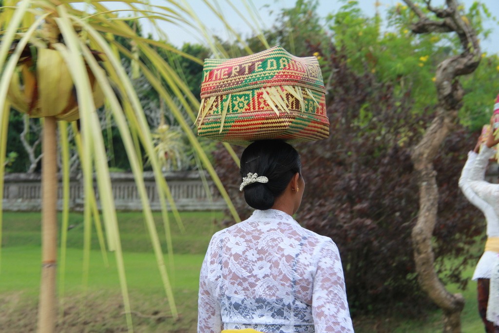 Бали. Девушка несет подношения в храм на голове.