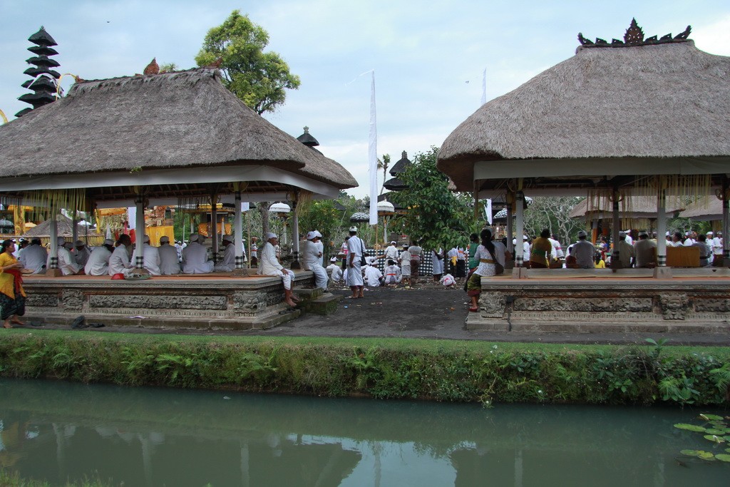 Внутренний дворик балийского храма.
