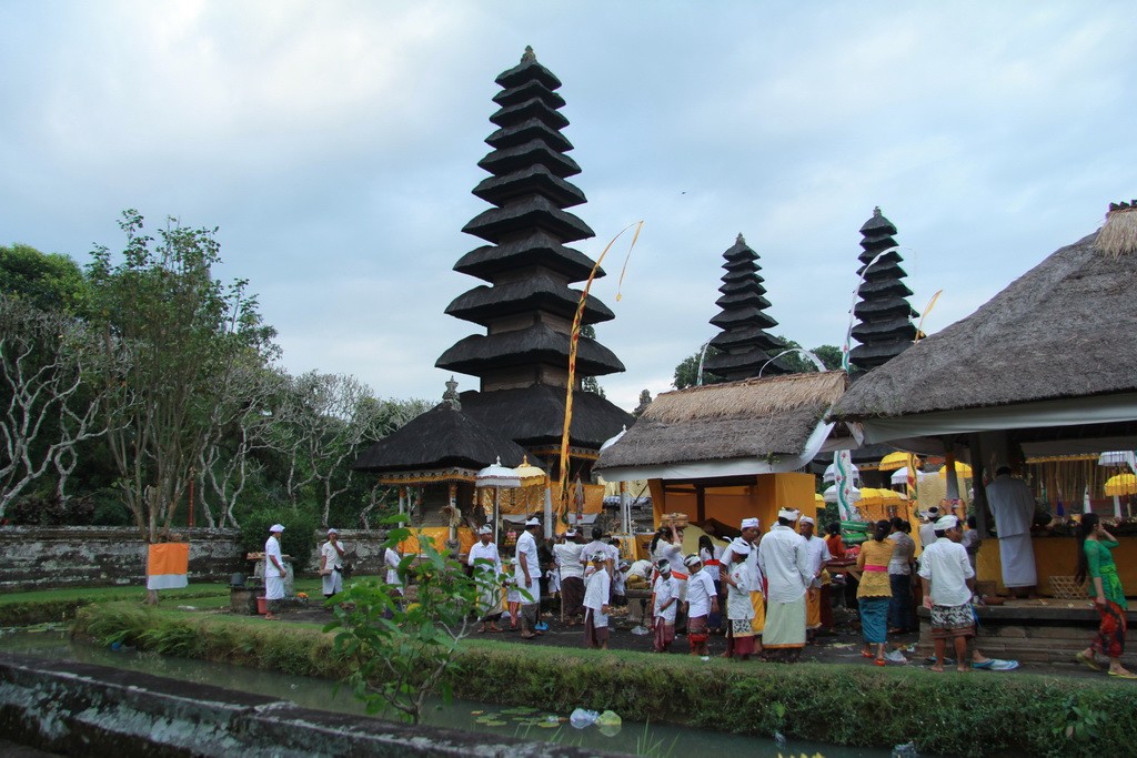 Мера - многоярусная башня балийского храма.