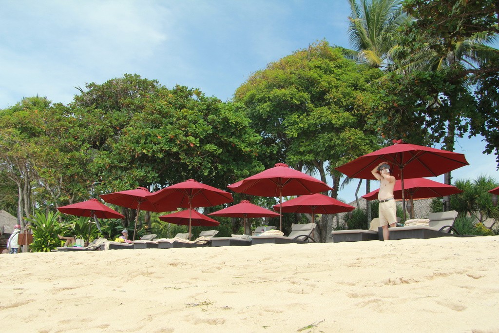 Бали. Шезлонги на пляже Нуса Дуа.