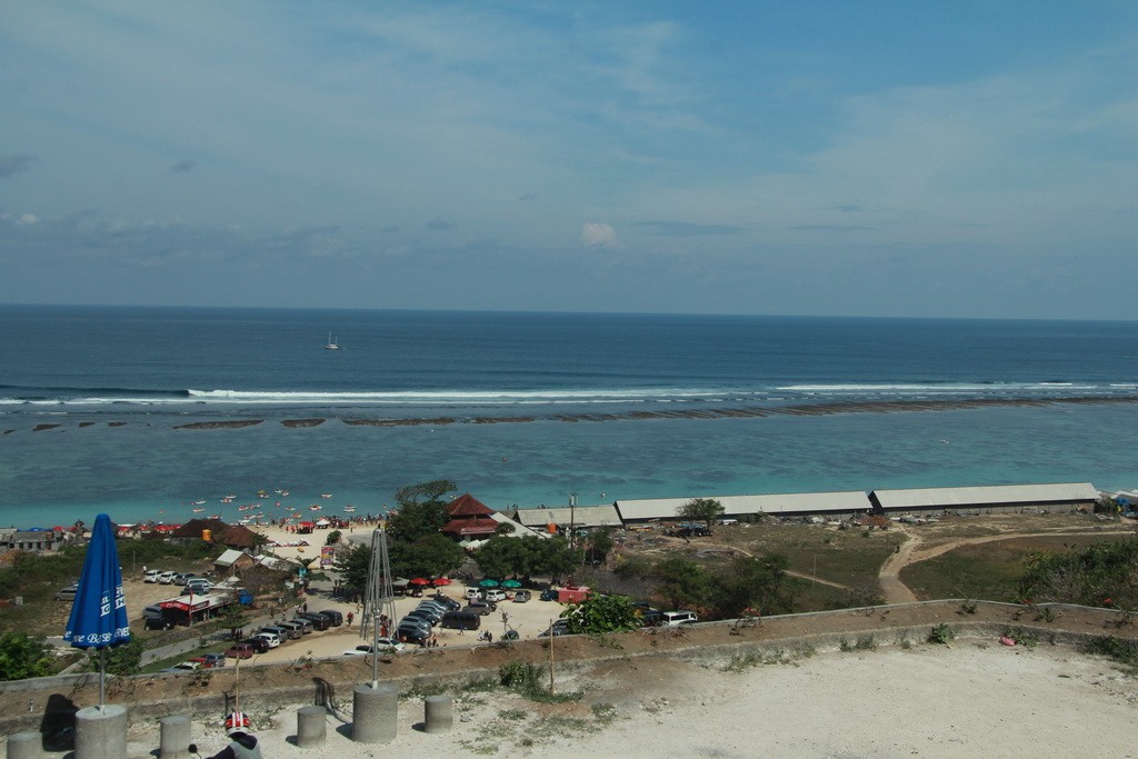 Бали. Пляж Pandawa с вершины скал.