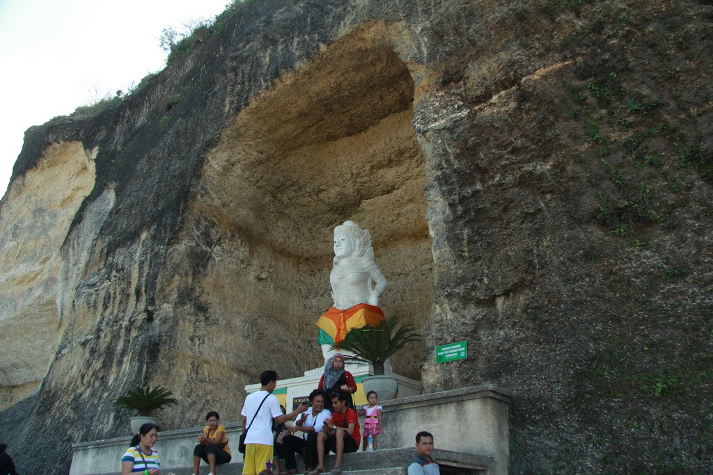 Pandawa beach. Скульптуры правителей в скалах.