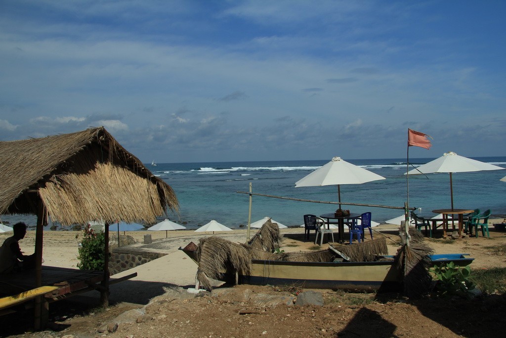 Бали. Шезлонги и зонтики на пляже Пандава.