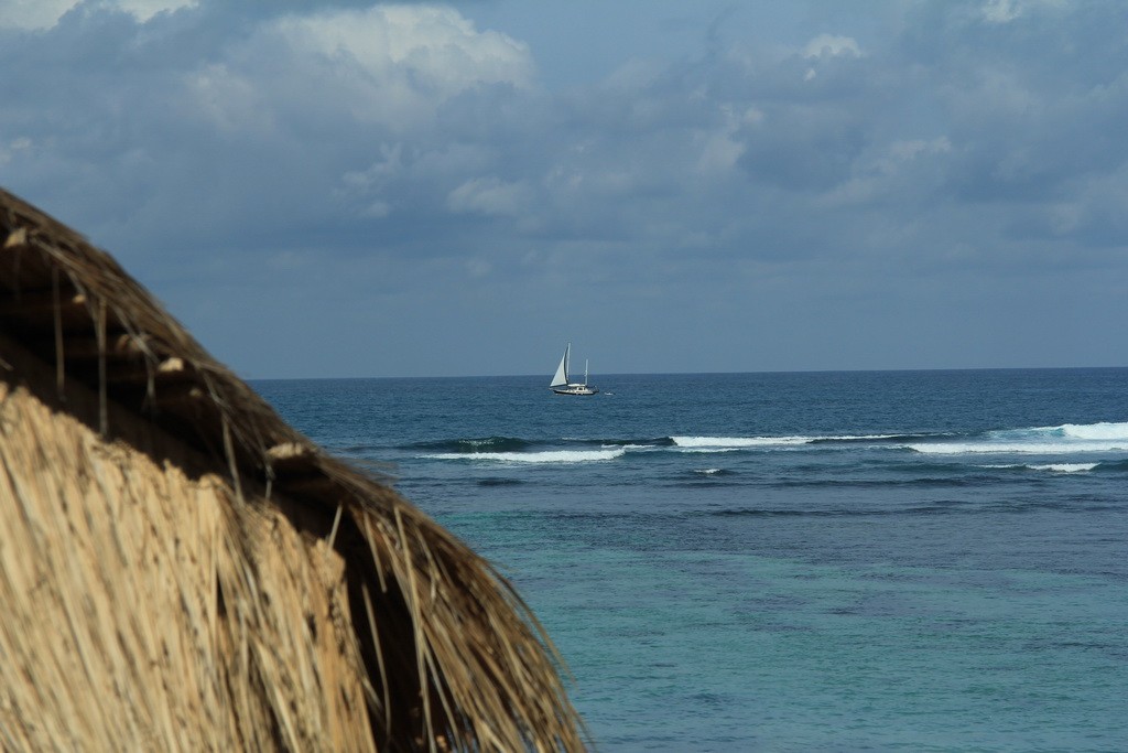 Бали. Одинокий парусник в море.