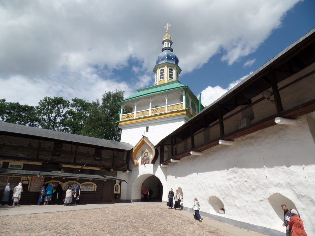 Ворота Псково-Печерского монастыря.
