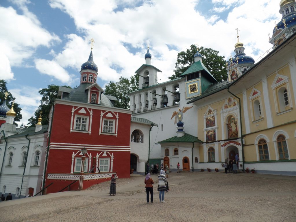 Ризница и колокольня Свято-Успенского монастыря в Печорах.