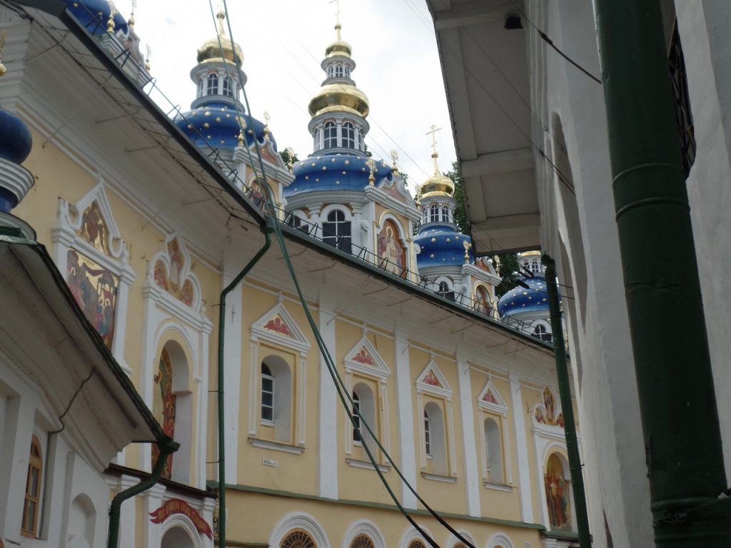 Купола Успенского храма в Печорах.