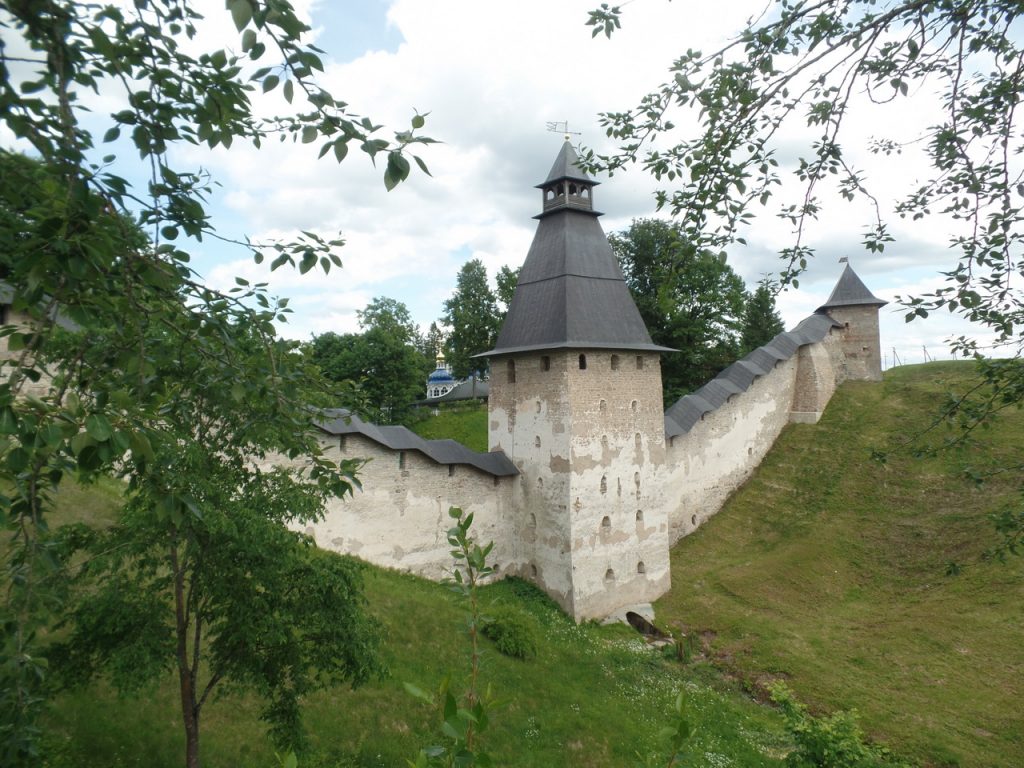 Стены и башни монастыря в Печорах.