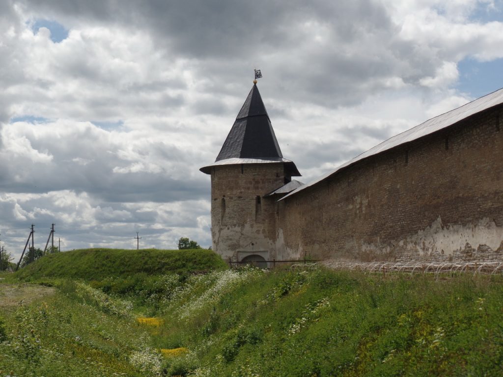 Стены и башни монастыря в Печорах.