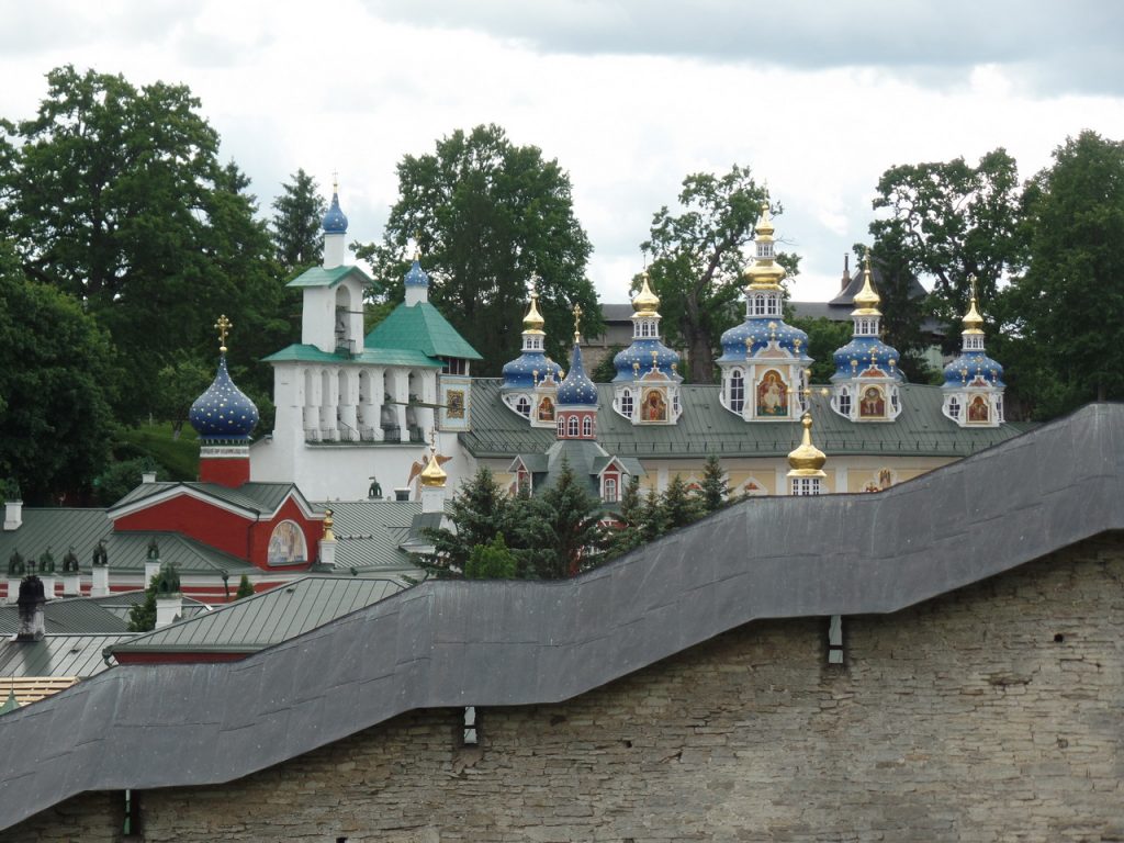 Панорамный вид на Свято-Успенский Псково-Печерский монастырь.