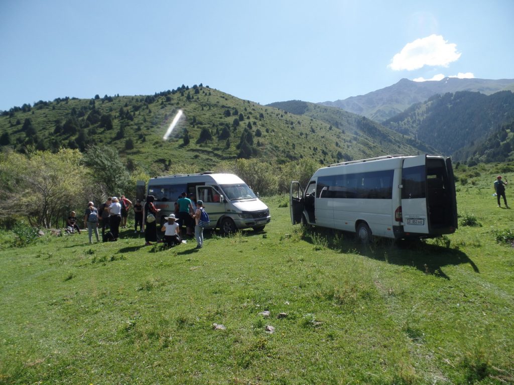 Маршрутки привезли туристов. Киргизия.