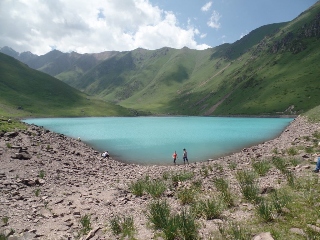 Озеро Коль-Тор летом.