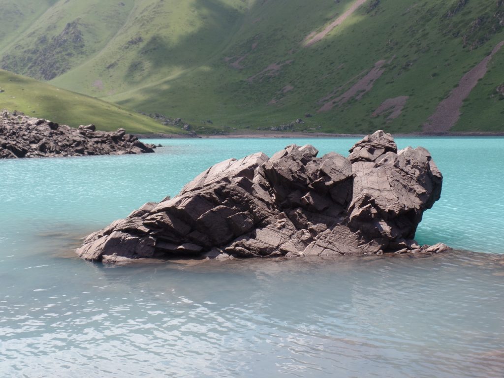 Каменные глыбы в озере Коль-Тор.