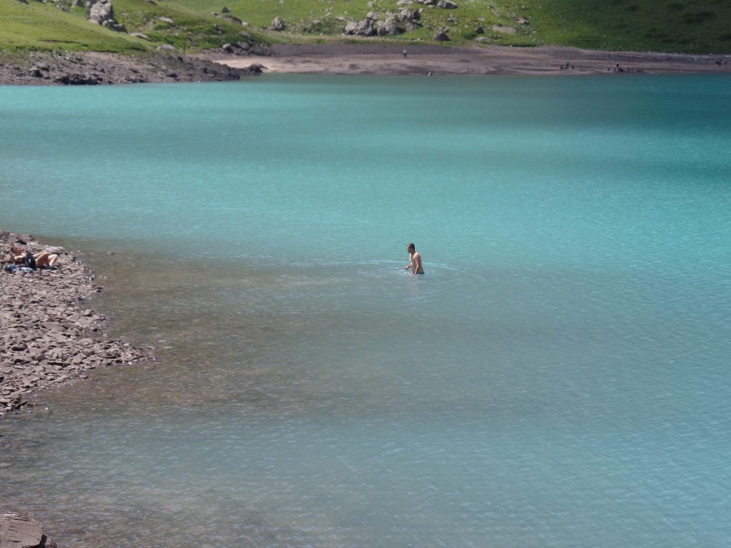 Самые смелые купаются в озере Коль-Тор.