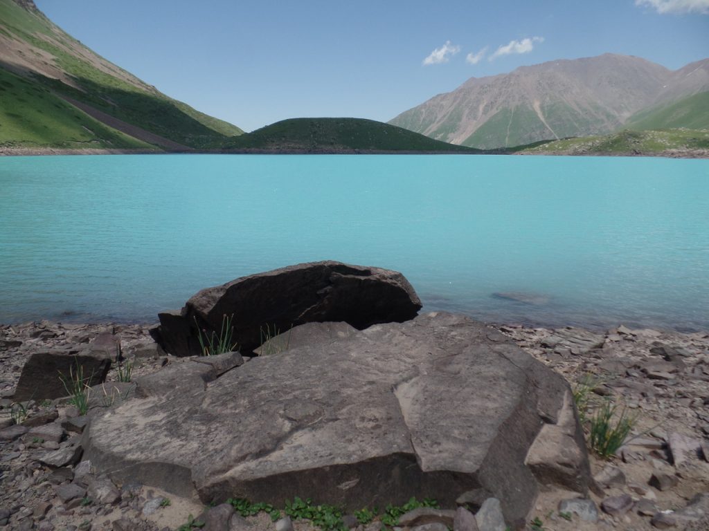 Вода невероятного озера Коль-Тор.