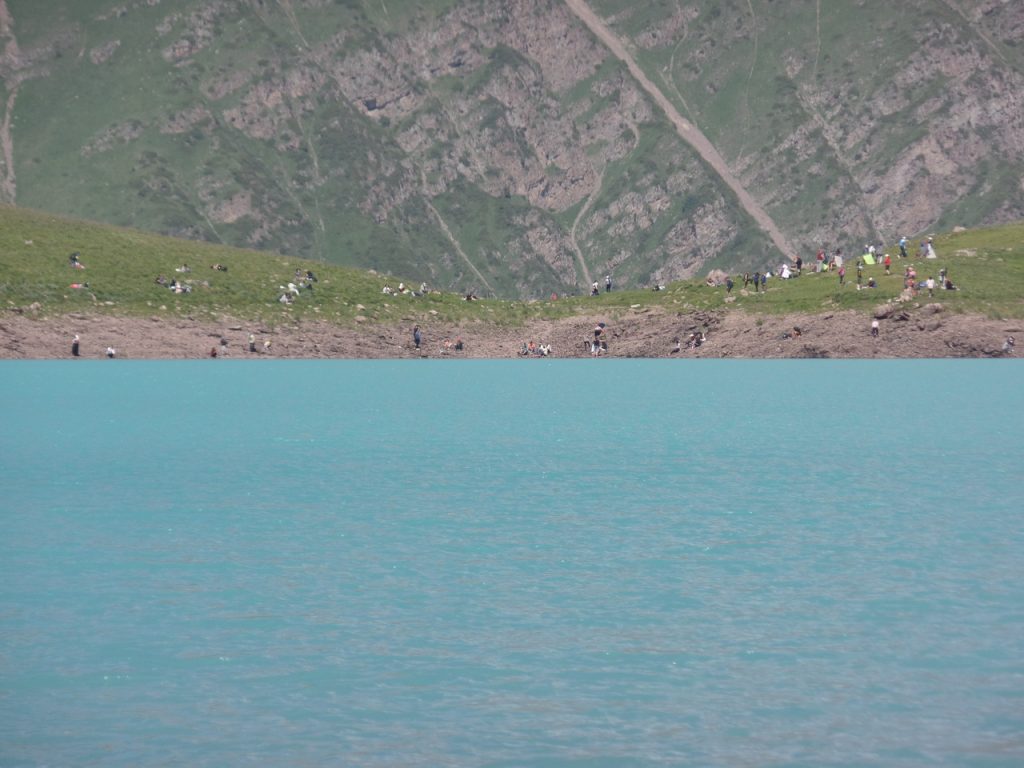 Толпы туристов на другом берегу озера Коль-Тор.