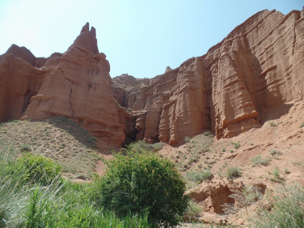 Глиняные каньоны в Кыргызстане.