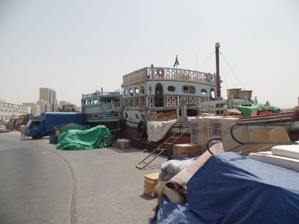 Разваливающиеся индийские корабли в бухте Дубай Крик