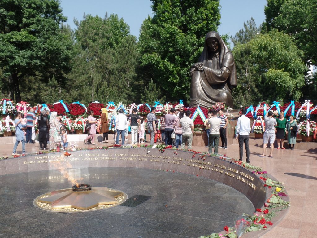 Вечный огонь и скорбящая мать в Ташкенте.