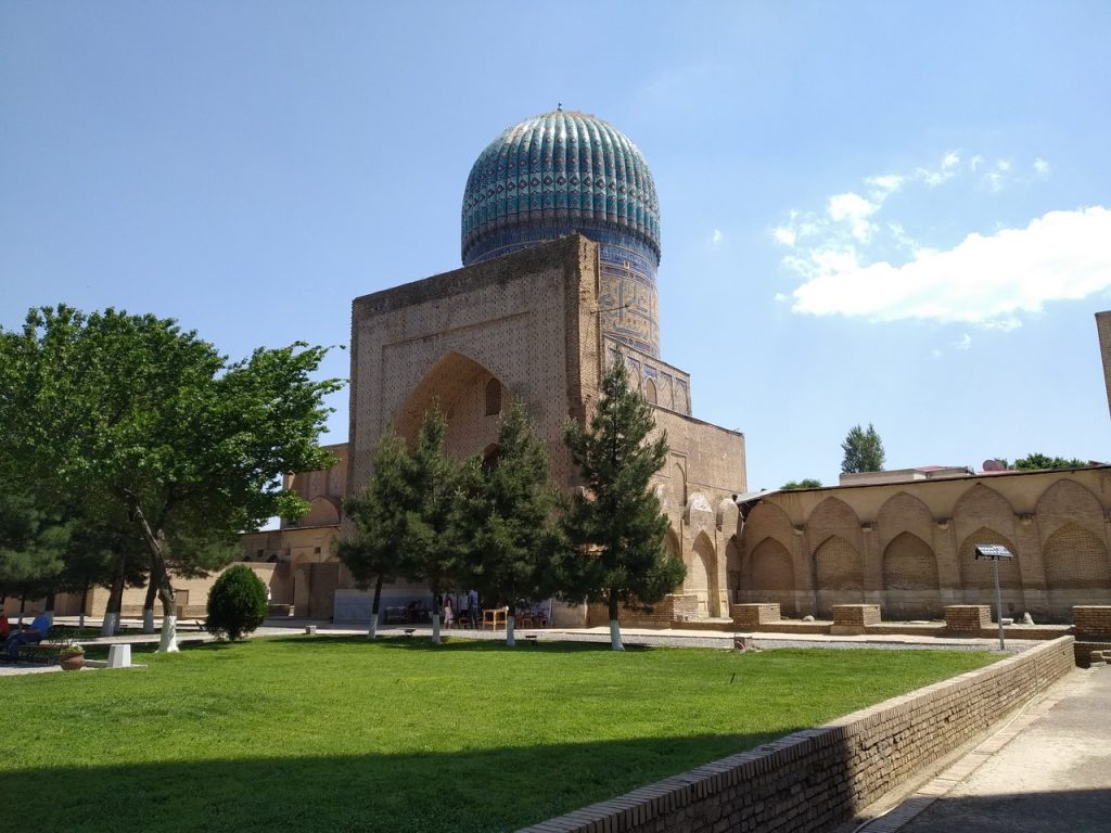 Внутри мечети Биби-Ханым