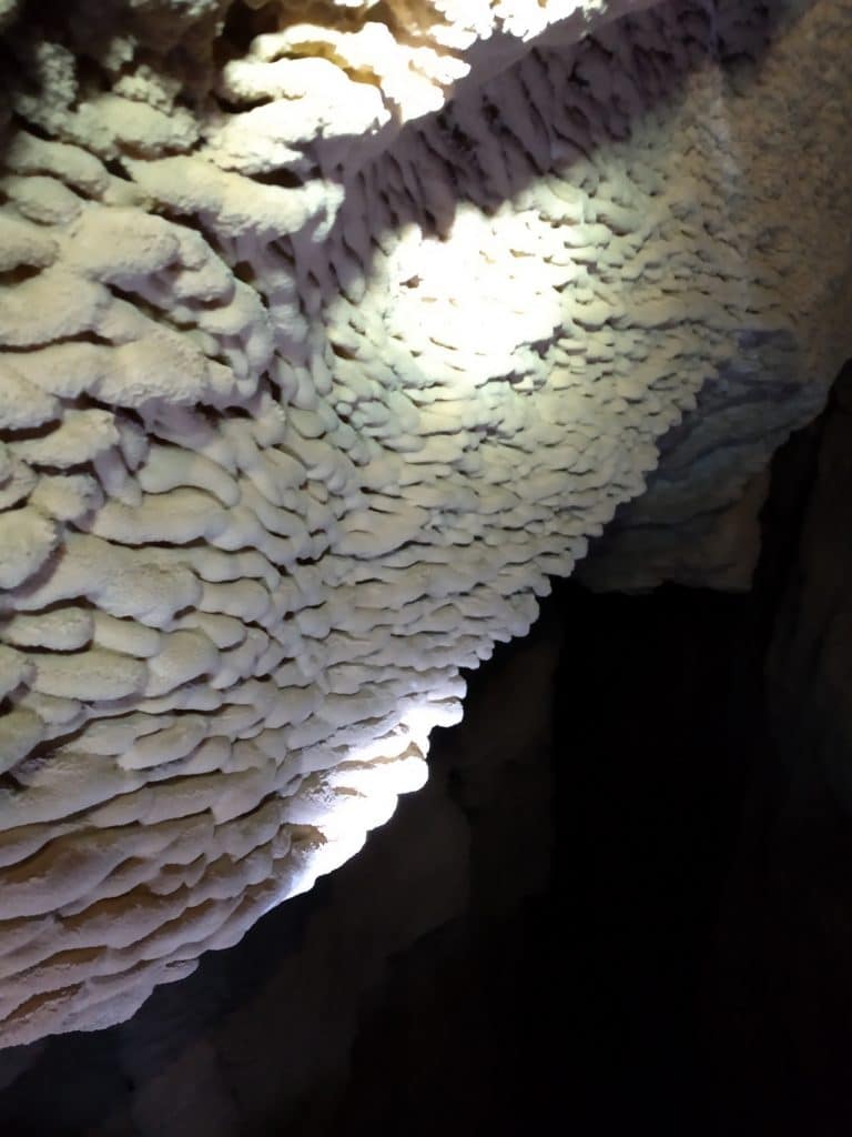 Соленые отложения внутри пещер.
