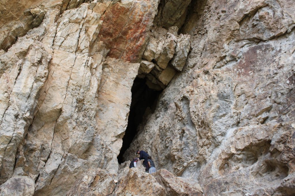 Нависающие над входом в пещеру глыбы.
